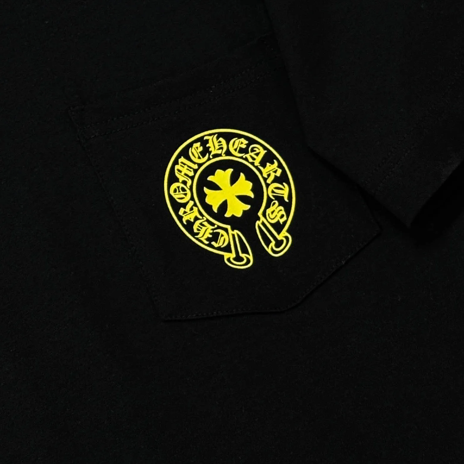 P170 Chrome Hearts Chrome Hearts 25 high-end versions. The fabric is made of 300 grams of high-density pure cotton. It does not deform or shrink. It has three labels. It is the same style for men and women. Technology: Digital printing. Color: White. Black. SIZE: S-XL.
